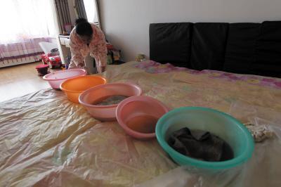 西城楼上漏水，住户失联，小区没物管，业主维权难！律师来支招……